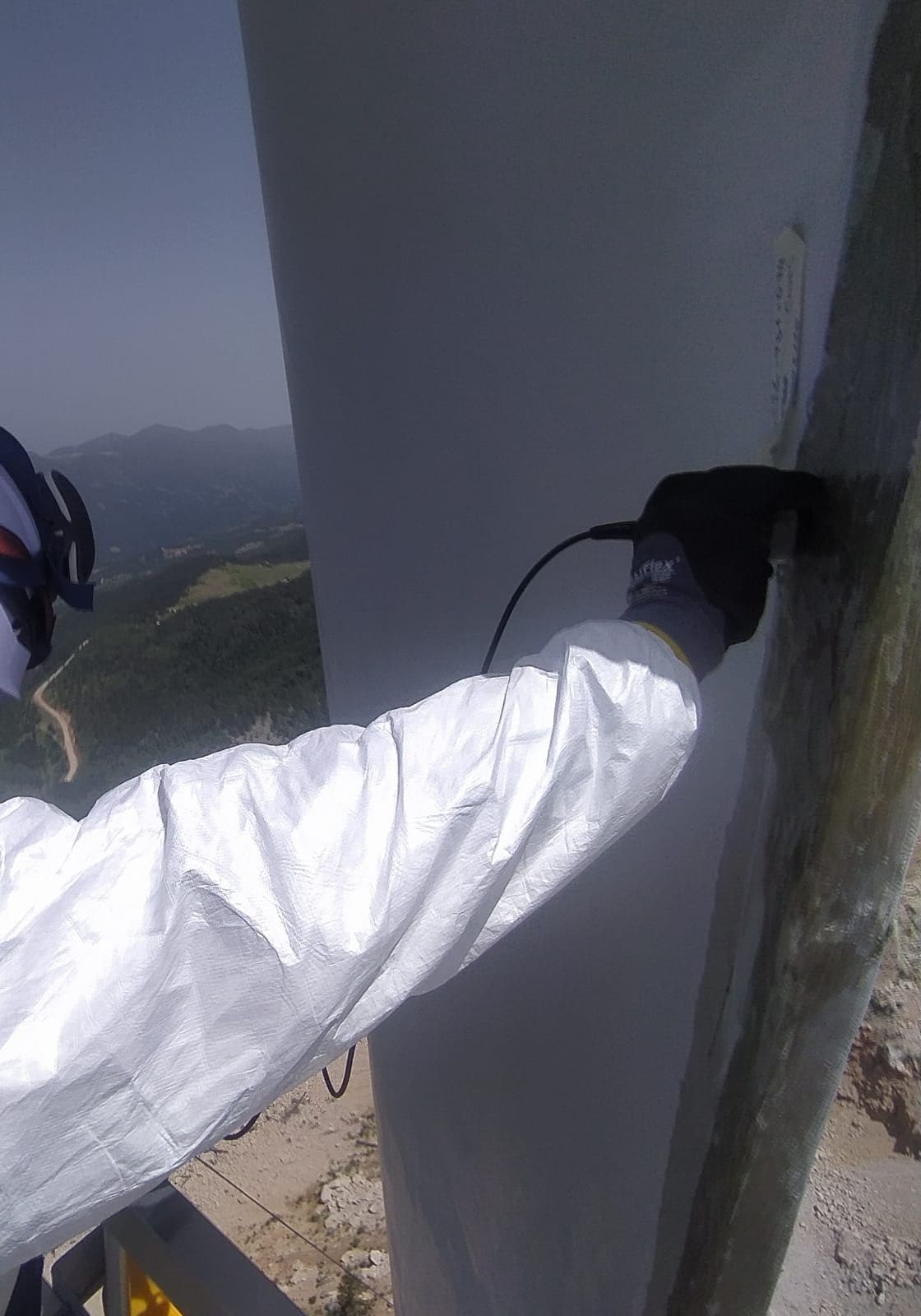 Ultrasonic probe on a wind turbine blade surface